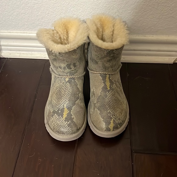 Ugg sz 6 Booties - Mini Bailey Bow Snake Print - Picture 1 of 6